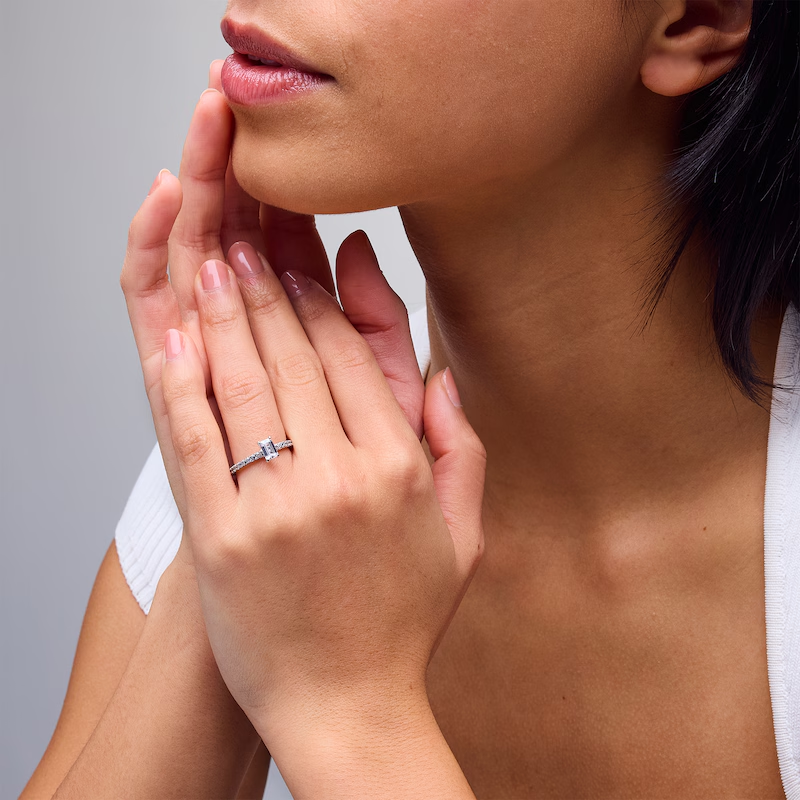 Bague de fiançailles personnalisée en or blanc 10 carats, sertie d'un diamant émeraude synthétique de 1,25 à 3,75 ct, certifiée IGI 3EX.-2