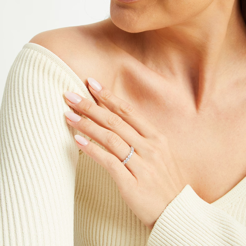Anillo apilable personalizado para pareja con diamantes redondos creados en laboratorio en oro blanco de 14 quilates, color F, claridad VS2, certificado IGI 3EX.-2