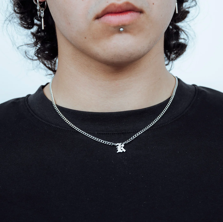 Collar con inicial cubana en plata de ley bañada en oro amarillo-3