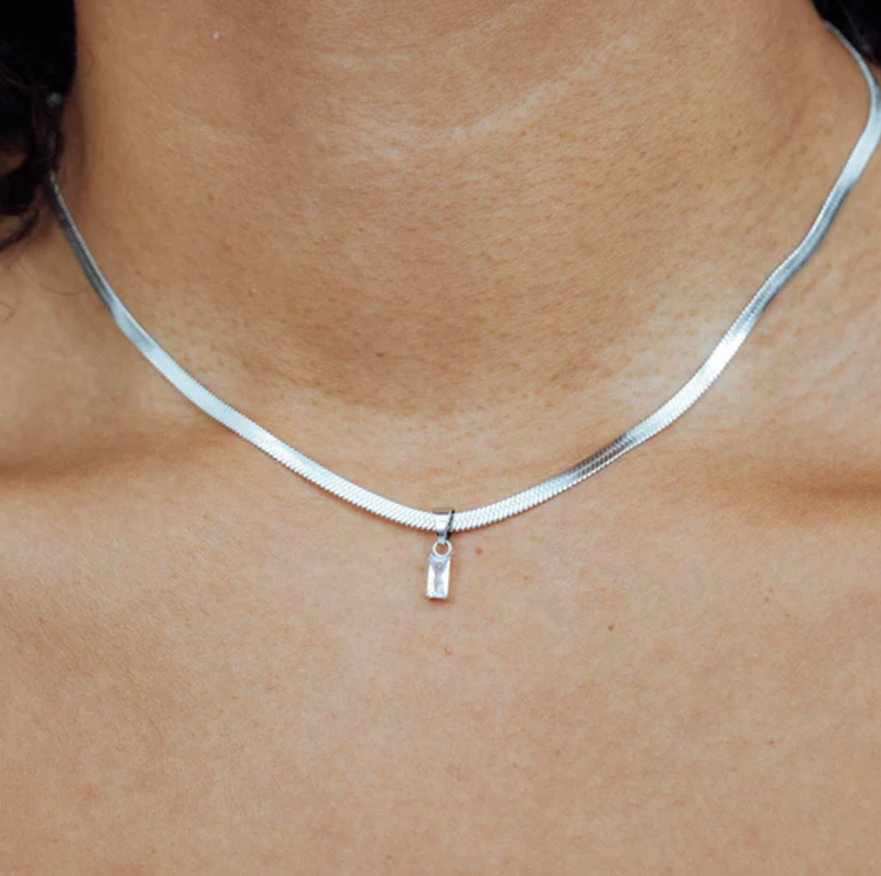 Collier à chevrons en or blanc 18 carats et pierre précieuse taille émeraude-2