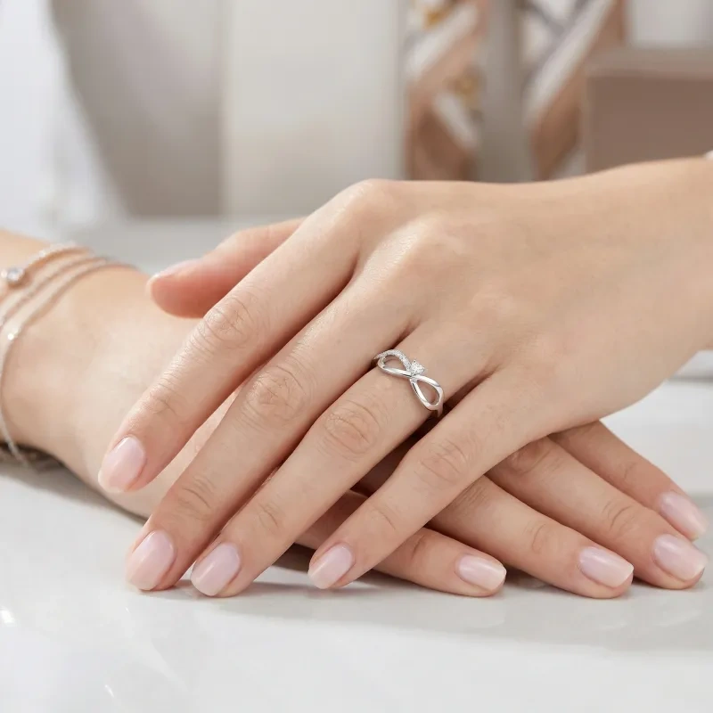 Anillo de oro blanco 14K con forma de corazón y símbolo del infinito de moissanita-2