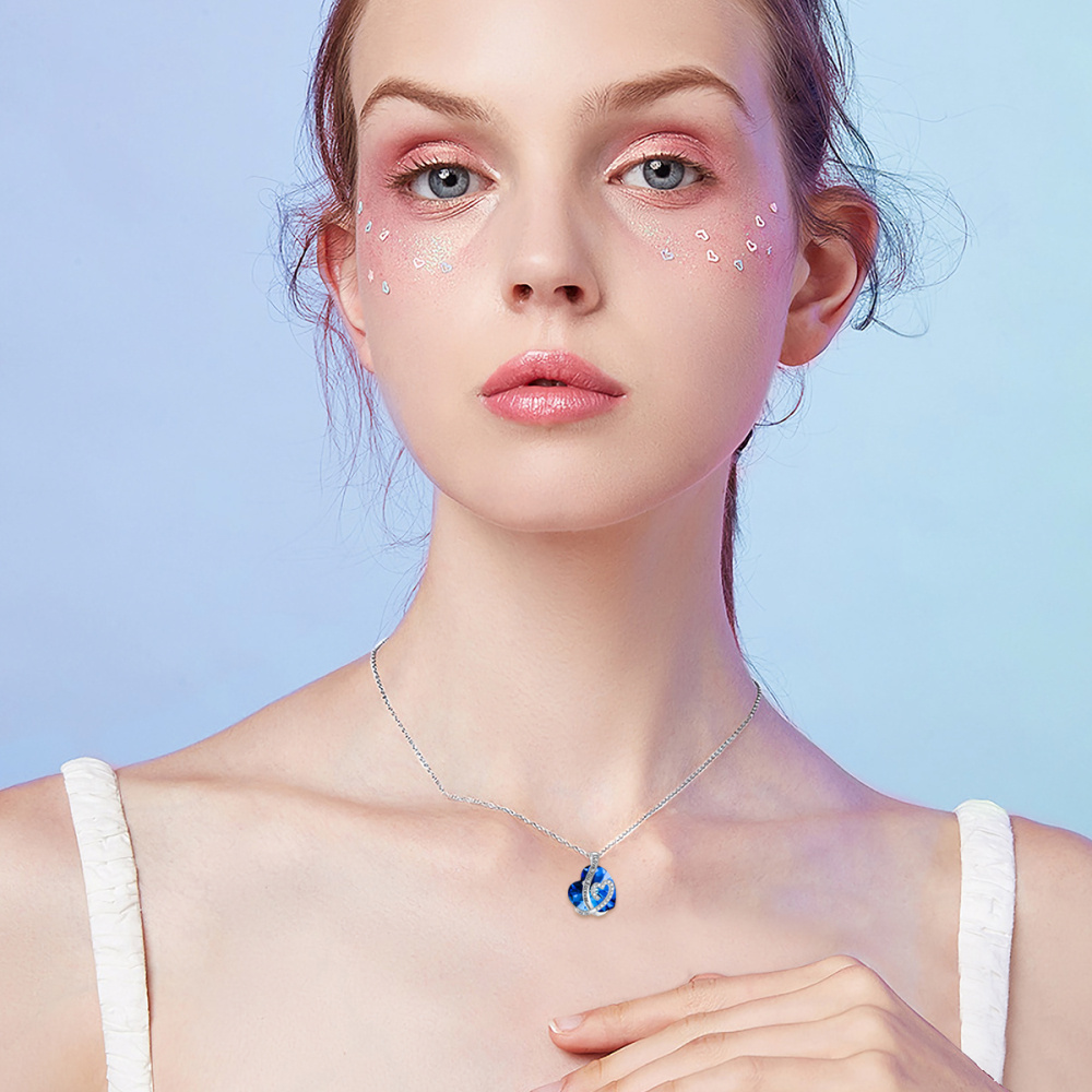 Collar con colgante de corazón de cristal azul en oro blanco de 10 quilates con grabado 