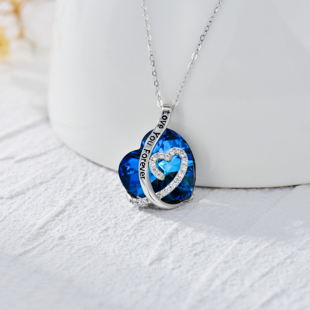 Collar con colgante de corazón de cristal azul en oro blanco de 10 quilates con grabado 
