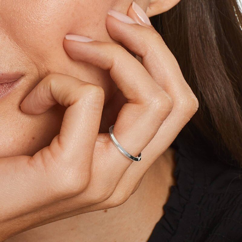 Alianza de boda de oro blanco de 14 quilates con borde de cuchillo de 2 mm-2