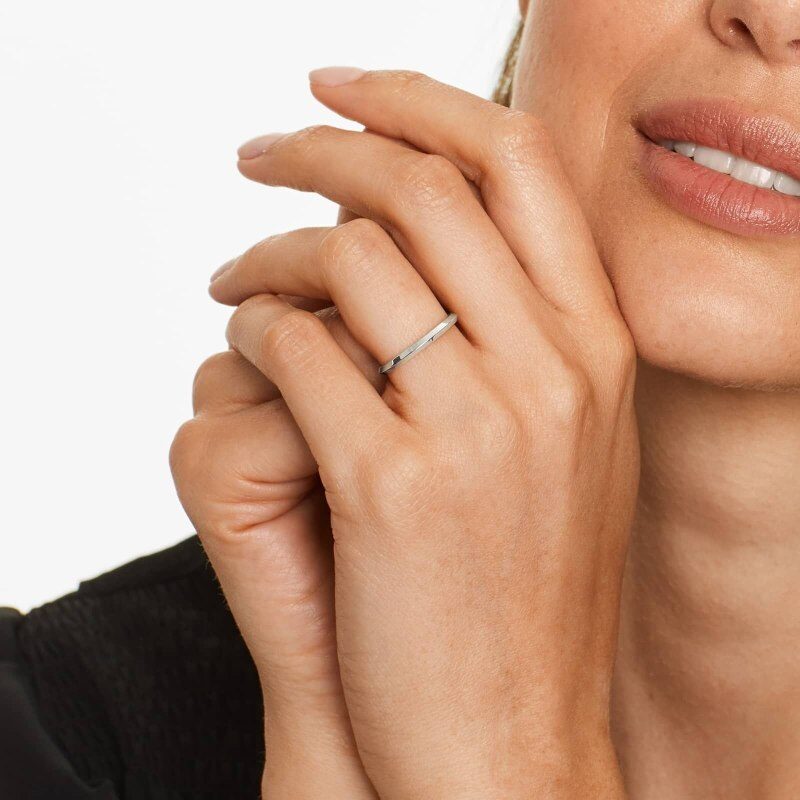 Alianza de boda de oro blanco de 14 quilates con borde de cuchillo de 2 mm-3