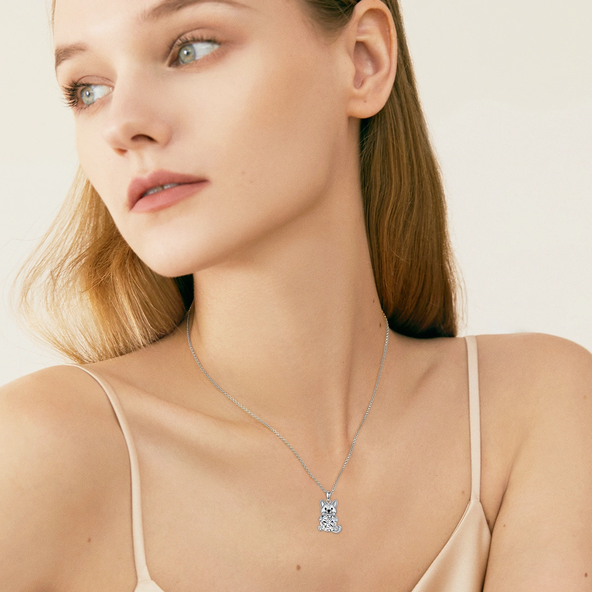 Collier avec pendentif chien en or blanc 14 carats et moissanite-2