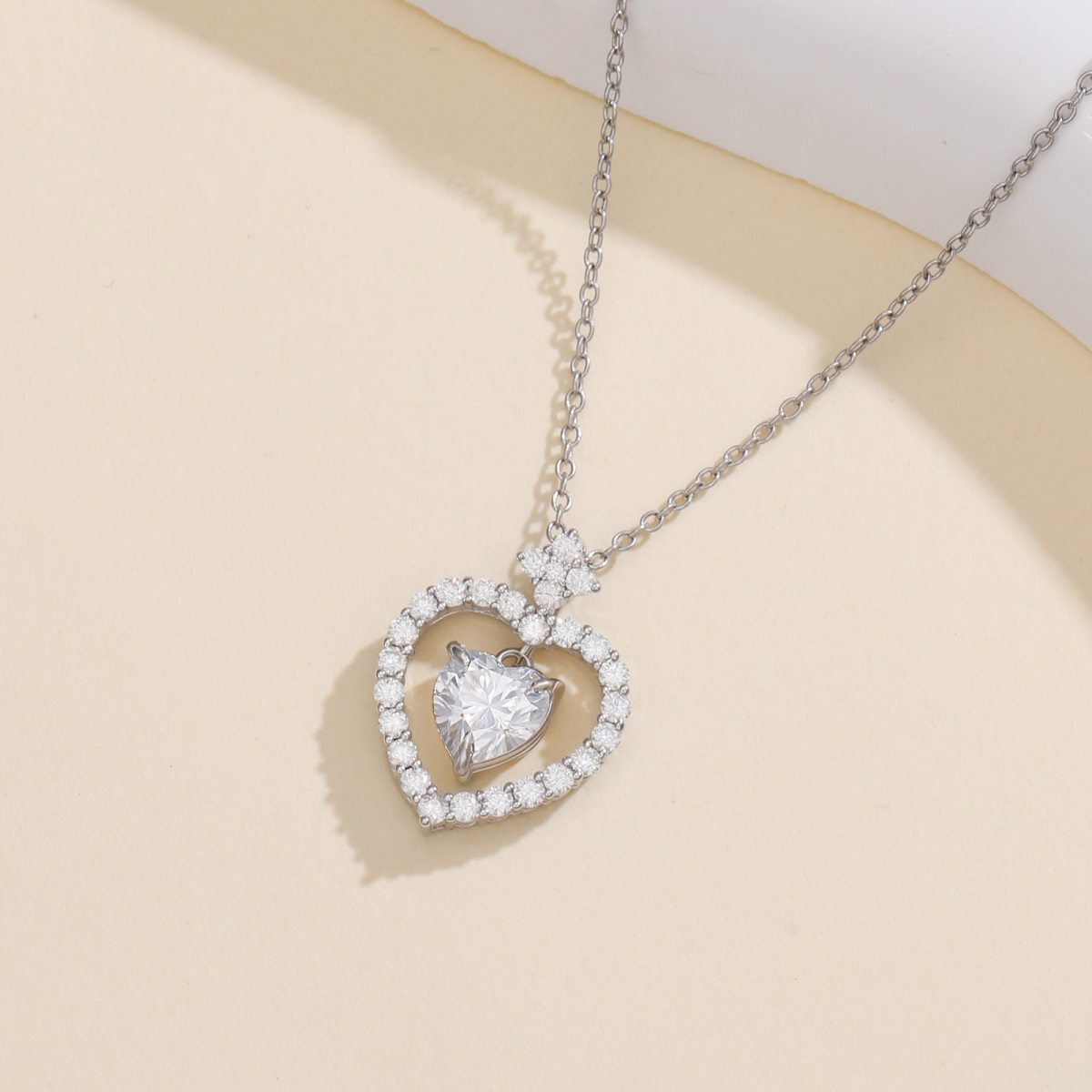 Collana con ciondolo a forma di cuore in oro bianco 14 carati con moissanite-3