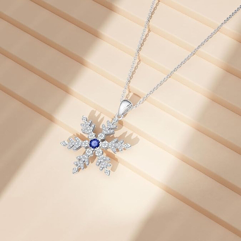 Collar con colgante de copo de nieve de moissanita en oro blanco de 14 quilates-4