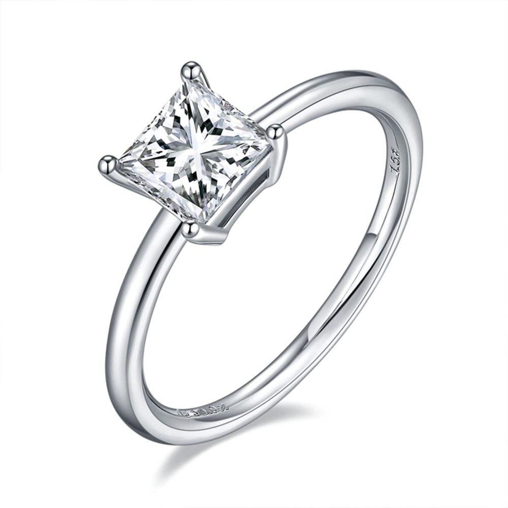 10 Karat Weißgold-Ring mit Moissanit in Prinzessform und personalisierter Gravur-3