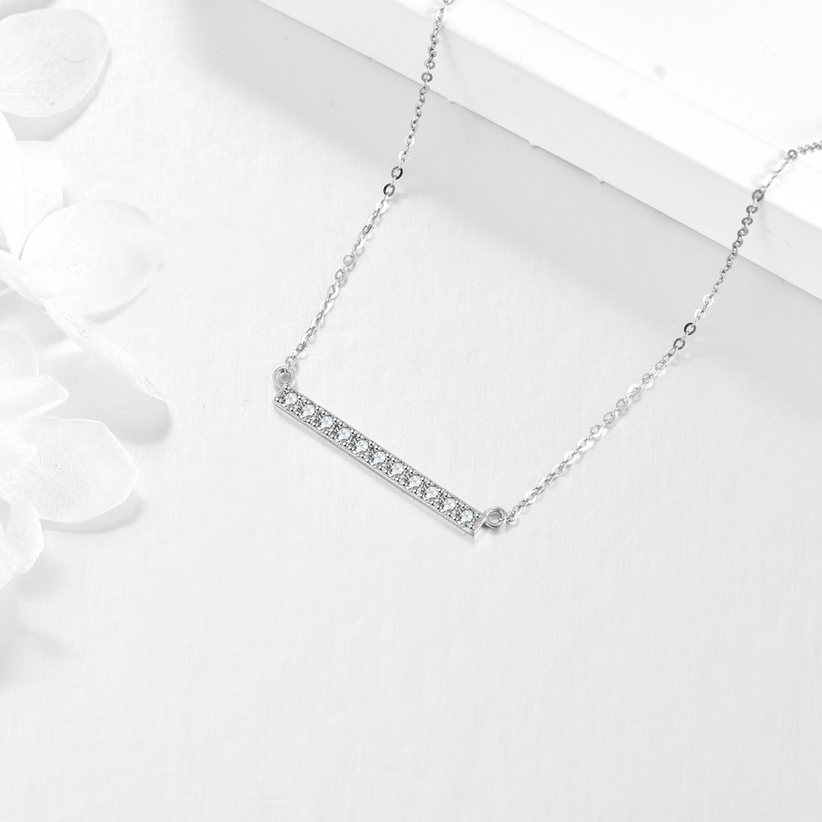 Collar con barra de circonita cúbica de corte redondo en oro blanco de 14 quilates-4