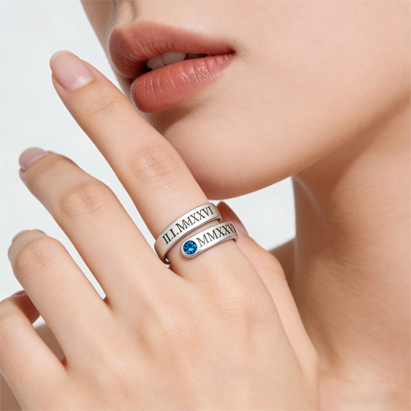 Anillo abierto de oro blanco 10K con corte redondo, grabado personalizado y números romanos-2