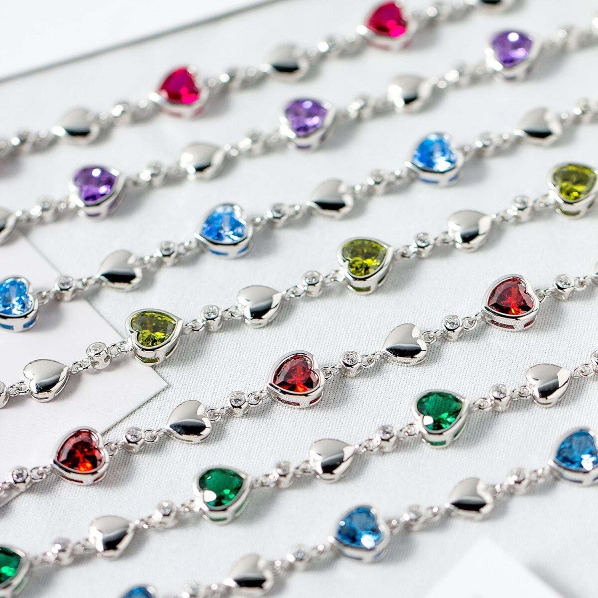 Pulsera de oro blanco de 14 quilates con dije de corazón de rubí y piedras preciosas-4