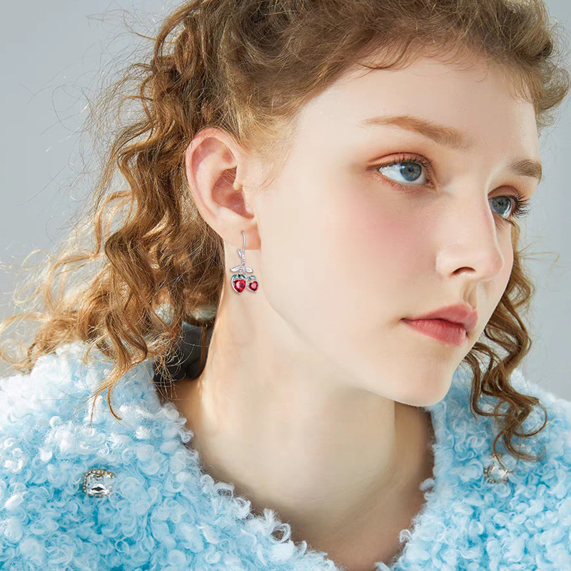 Pendientes de fresa con circonitas cúbicas en oro blanco de 14 quilates con cierre de palanca-2