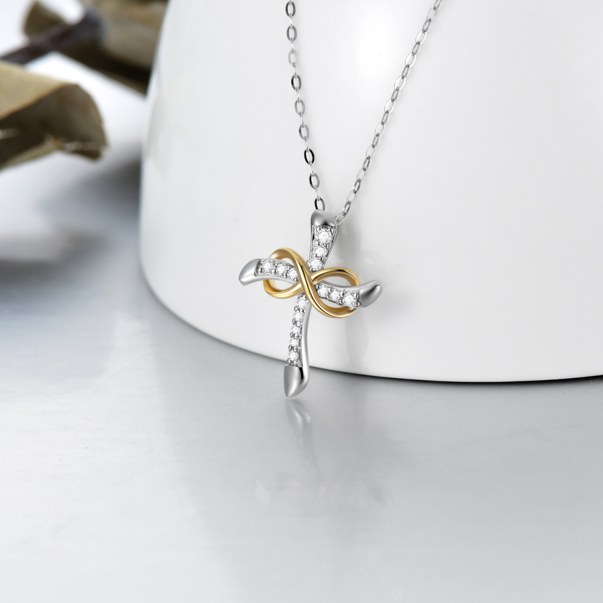 Colar com pingente circular de moissanite em dois tons de ouro 14K com cruz e símbolo do infinito para mulheres-3