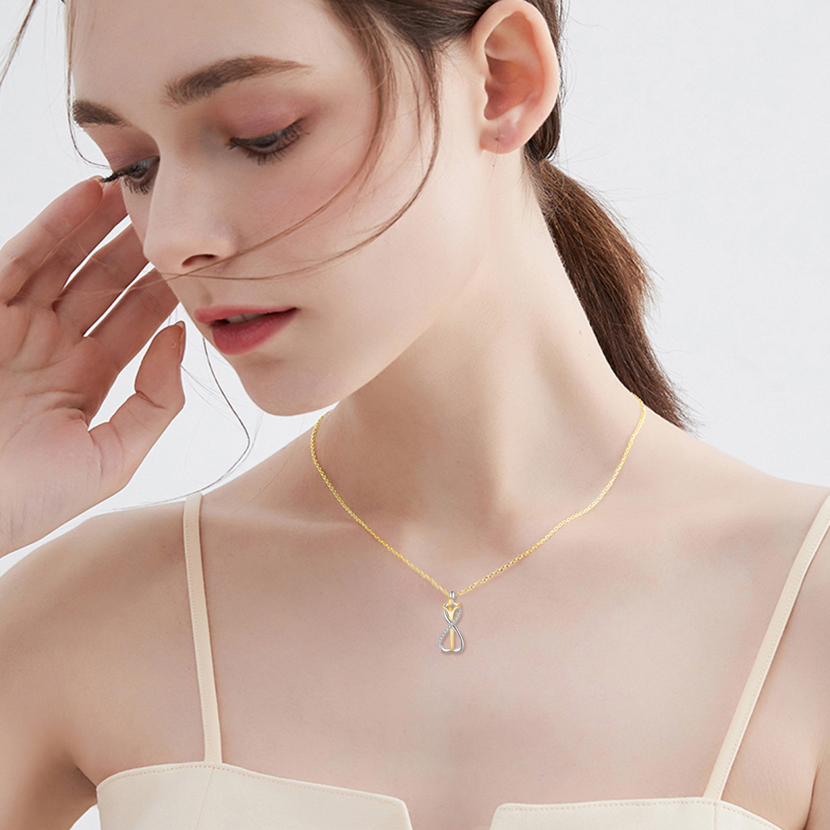 Collar con colgante de abrazo de oro blanco de 14 quilates y oro amarillo-3
