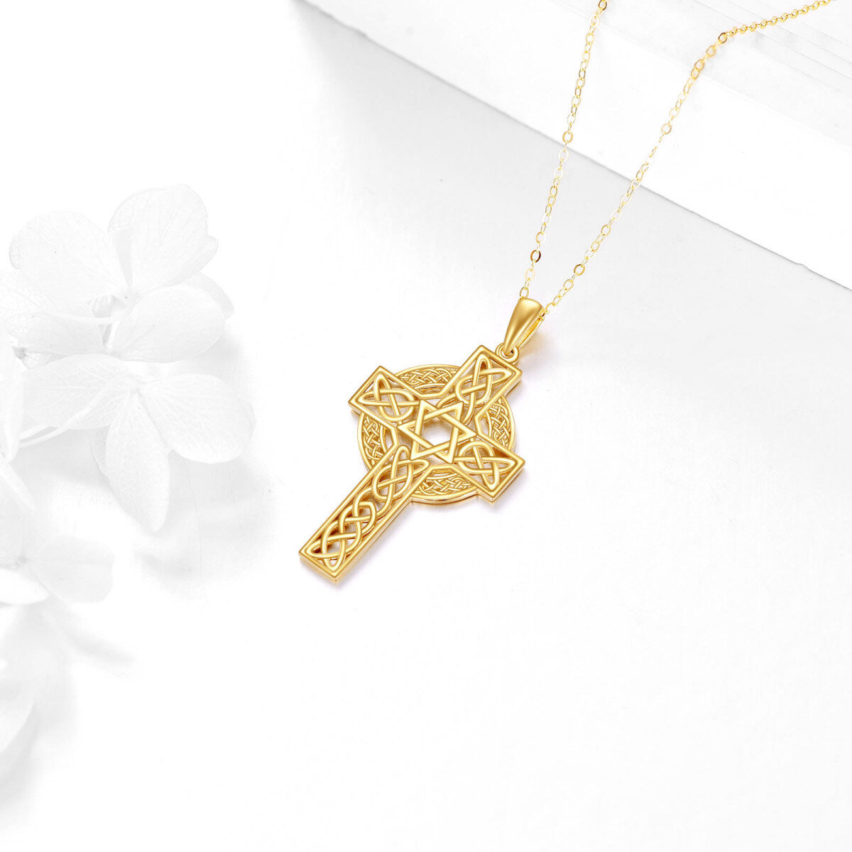 Halskette mit Anhänger aus 14 Karat Gelbgold mit keltischem Knoten und Kreuz und Davidstern-4