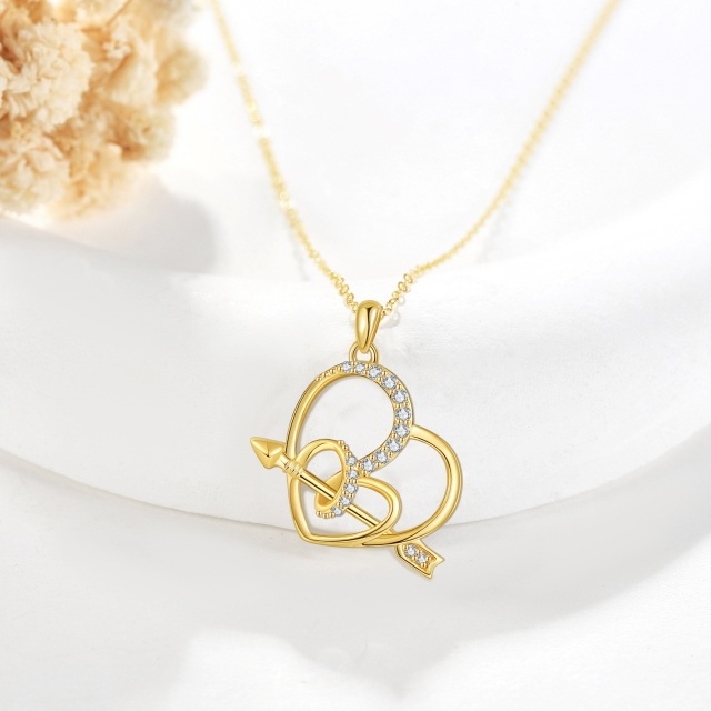 Collana con ciondolo a forma di cuore con freccia e zirconi cubici circolari in oro giallo 14K-3