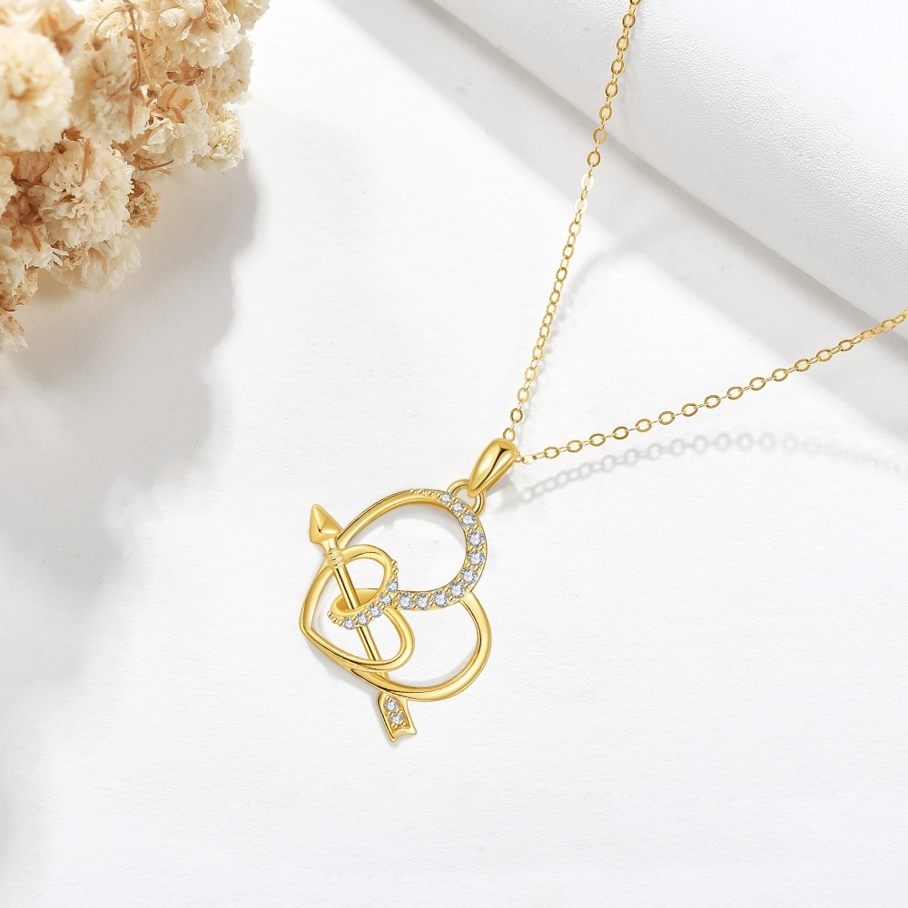 Colar com pingente de coração e flecha de zircônia cúbica circular em ouro amarelo 10K-4