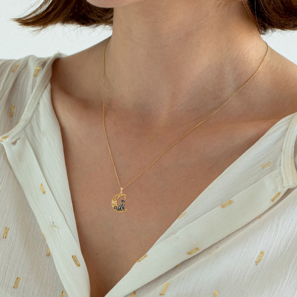 Collar con colgante de oro amarillo de 14 quilates con circonita cúbica circular y nudo celta con luna para mujer-2