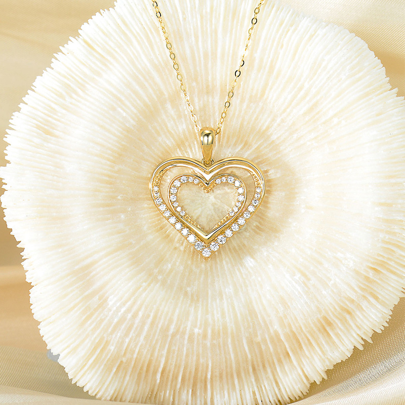Collar con colgante de corazón circular de circonita cúbica en oro amarillo de 18 quilates-4