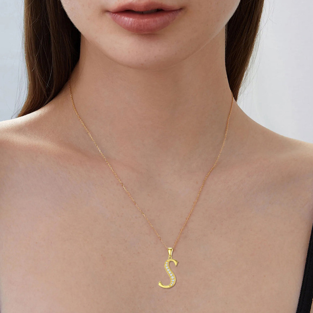 Collana con ciondolo circolare in zirconia cubica in oro giallo 14K con lettera iniziale S-2