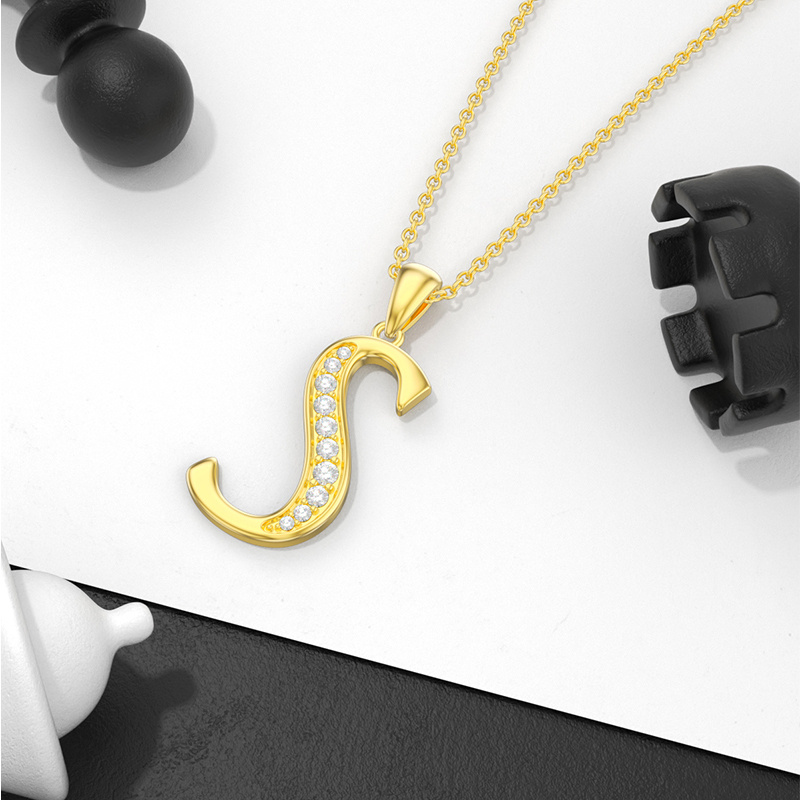 Collar con colgante circular de oro amarillo de 10 quilates con circonita cúbica y la inicial S.-3