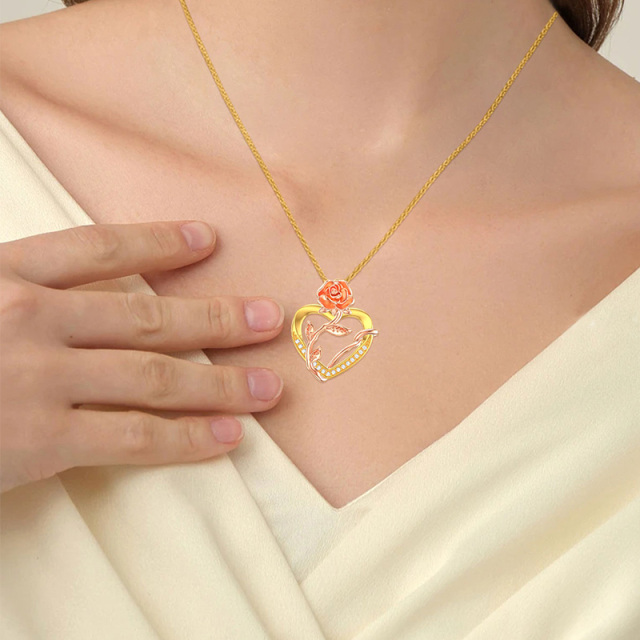 Colar com pingente de coração de rosa de zircônia cúbica circular de ouro amarelo 14K-2