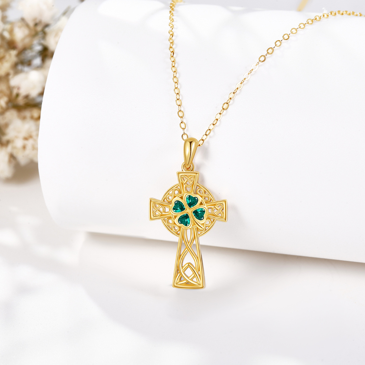 Collier avec pendentif croix celtique en or jaune 14 carats et émeraude en forme de cœur et zircone cubique-3