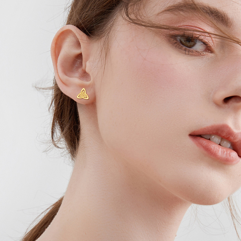 أقراط من الذهب الأبيض عيار 10 قيراط بتصميم عقدة سلتيك ومثلث-2