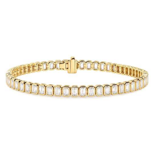 Tennisarmband van 14 karaat goud met 5 karaat smaragdgeslepen, in het laboratorium gekweekte diamanten in een bezelzetting.