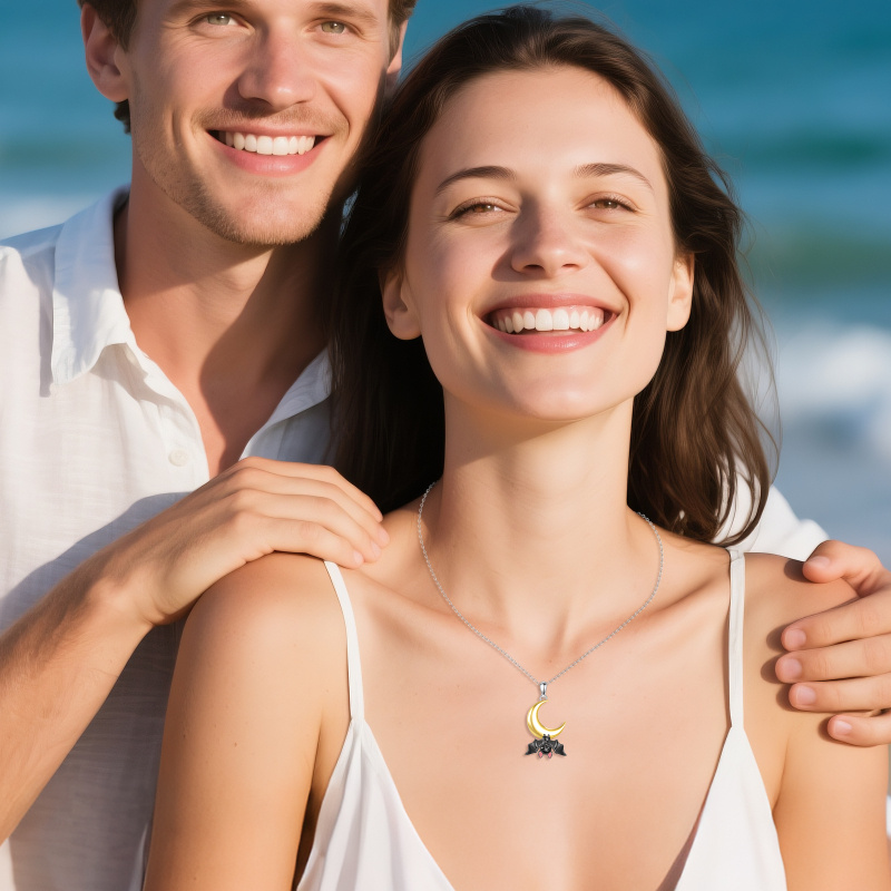 Collier à pendentif en or 14K et noir représentant une chauve-souris et une lune-3