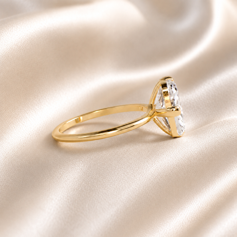 Verlobungsring aus Sterlingsilber mit gelbvergoldeter, länglicher, kissenförmiger, im Labor gezüchteter Diamant im Solitär-Design-5