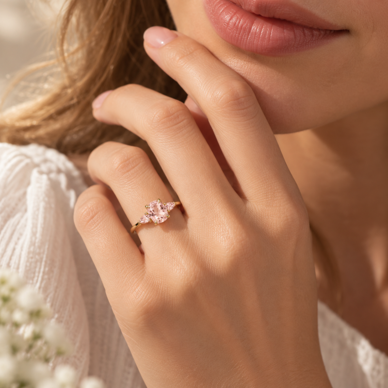 Anillo de compromiso de tres piedras con morganita rosa talla cojín alargada de oro de 14 quilates-3
