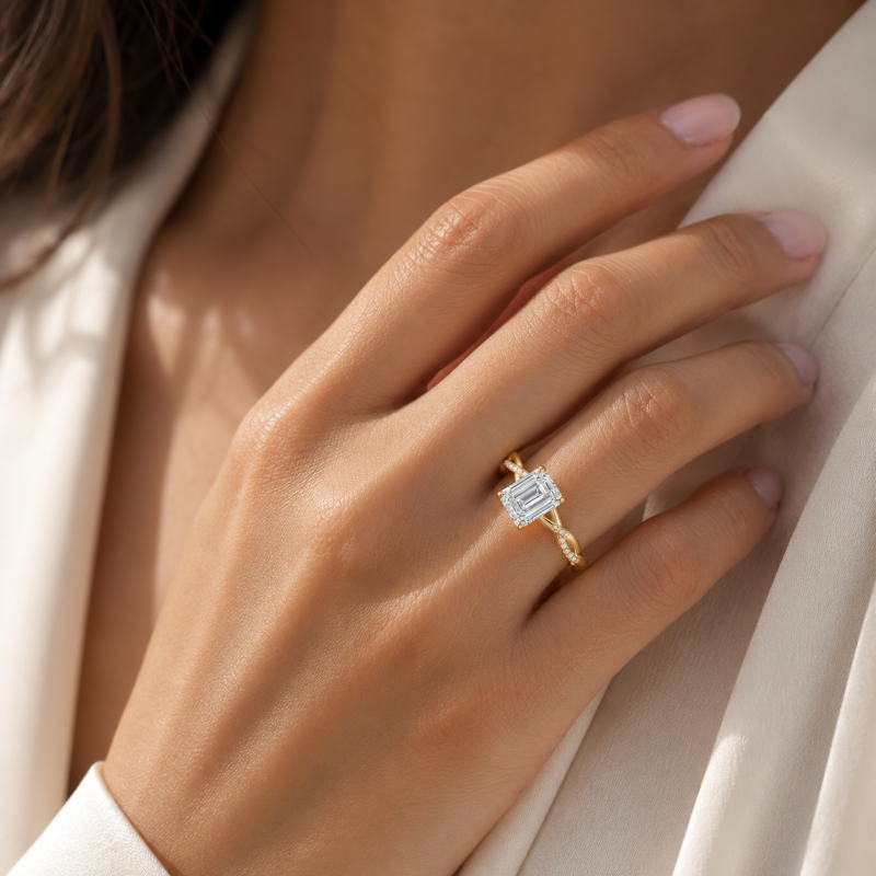 Verlobungsring aus Sterlingsilber mit gelbvergoldetem, smaragdgeschliffenem, im Labor gezüchtetem Diamanten, gedrehtem Band und verstecktem Halo-2