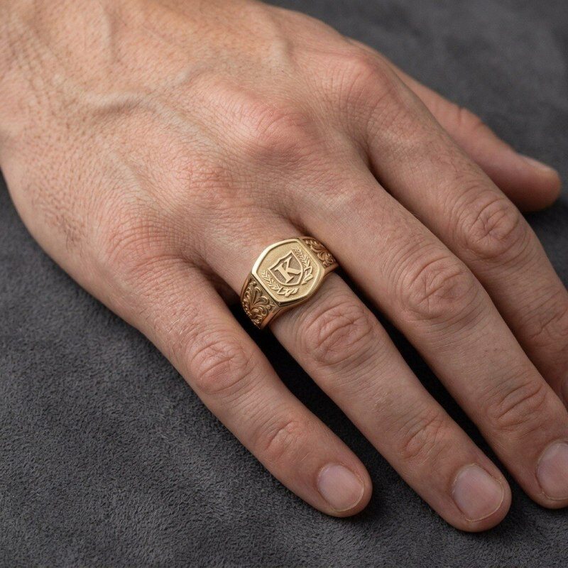 Bague sigillée en or 18K avec couronne de laurier et initiale K pour homme-2