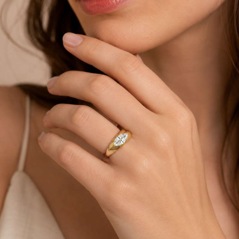 Bague de fiançailles sur mesure à large anneau, sertie d'un diamant de laboratoire taille marquise en or 14 carats-2