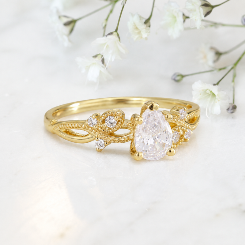 Individuell gestalteter Verlobungsring aus 18-karätigem Gold mit birnenförmigem, im Labor gezüchtetem Diamanten, inspiriert von der Natur-3
