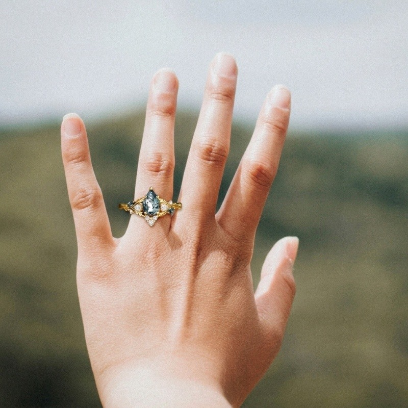 Anillo de compromiso personalizado de oro de 14 quilates con ágata musgosa talla pera, inspirado en la naturaleza.-2