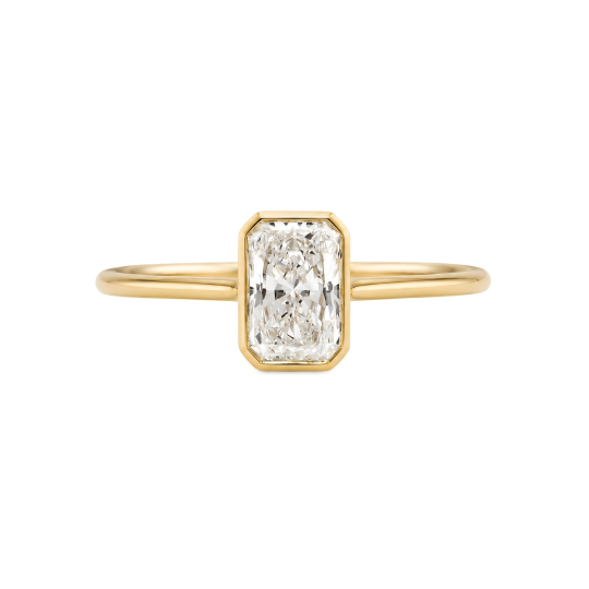 Anillo de compromiso de oro de 14 quilates con diamante cultivado en laboratorio de talla radiante y engaste biselado personalizado.