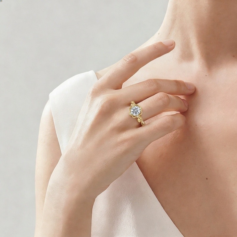 Verlobungsring aus 14-karätigem Gold mit rundem, im Labor gezüchtetem Diamanten, individuell gestaltet mit einem von der Natur inspirierten Blumenmotiv-3