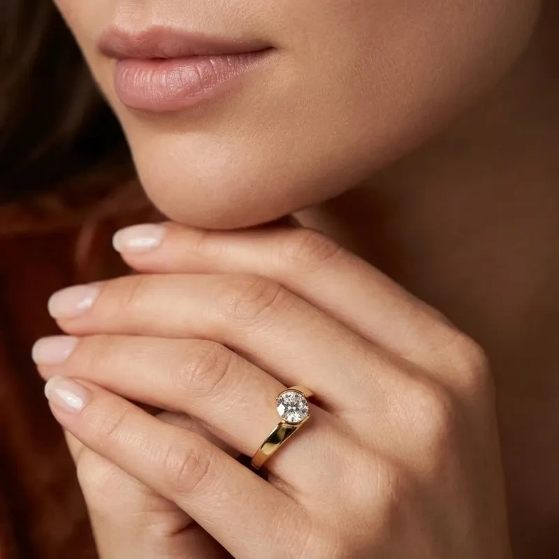 Anillo de compromiso solitario de oro de 10 quilates con diamante cultivado en laboratorio de talla redonda y engaste a tensión.-2
