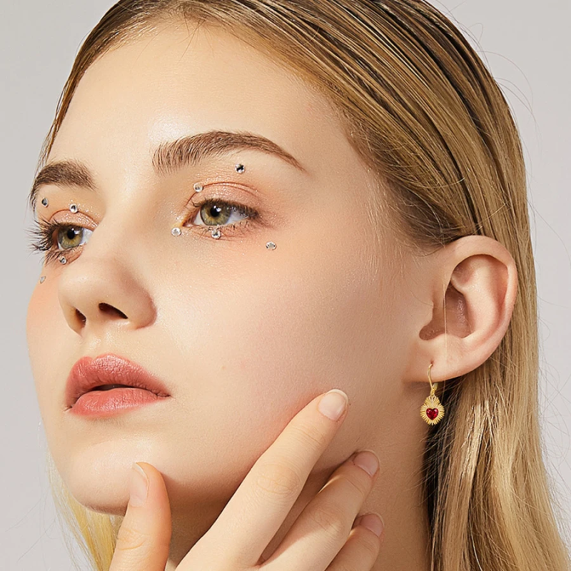 14-karätige Goldohrringe mit Zirkonia in Herzform für Damen-2