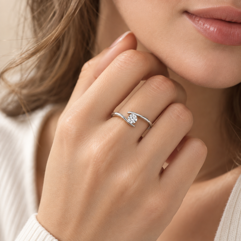 Anillo de compromiso de oro blanco de 14 quilates con diamante redondo cultivado en laboratorio engastado a tensión.-2
