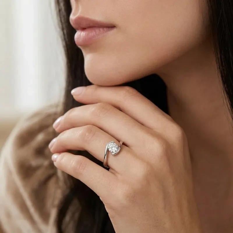 Anillo de compromiso de oro blanco de 10 quilates con diamante redondo cultivado en laboratorio engastado a tensión.-2