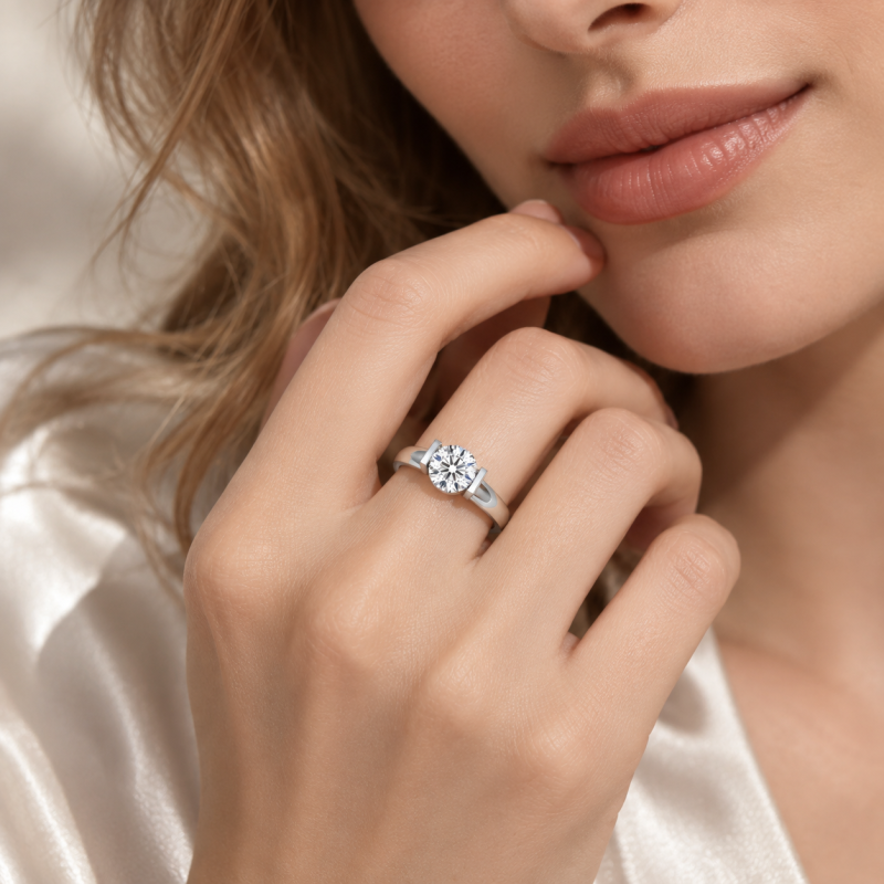 Anillo de compromiso de oro blanco de 14 quilates con diamante redondo cultivado en laboratorio engastado a tensión.-2