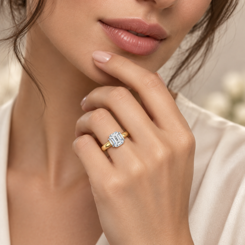 Anillo de compromiso de oro blanco y amarillo de 18 quilates con diamante cultivado en laboratorio de talla esmeralda engastado a tensión.-2