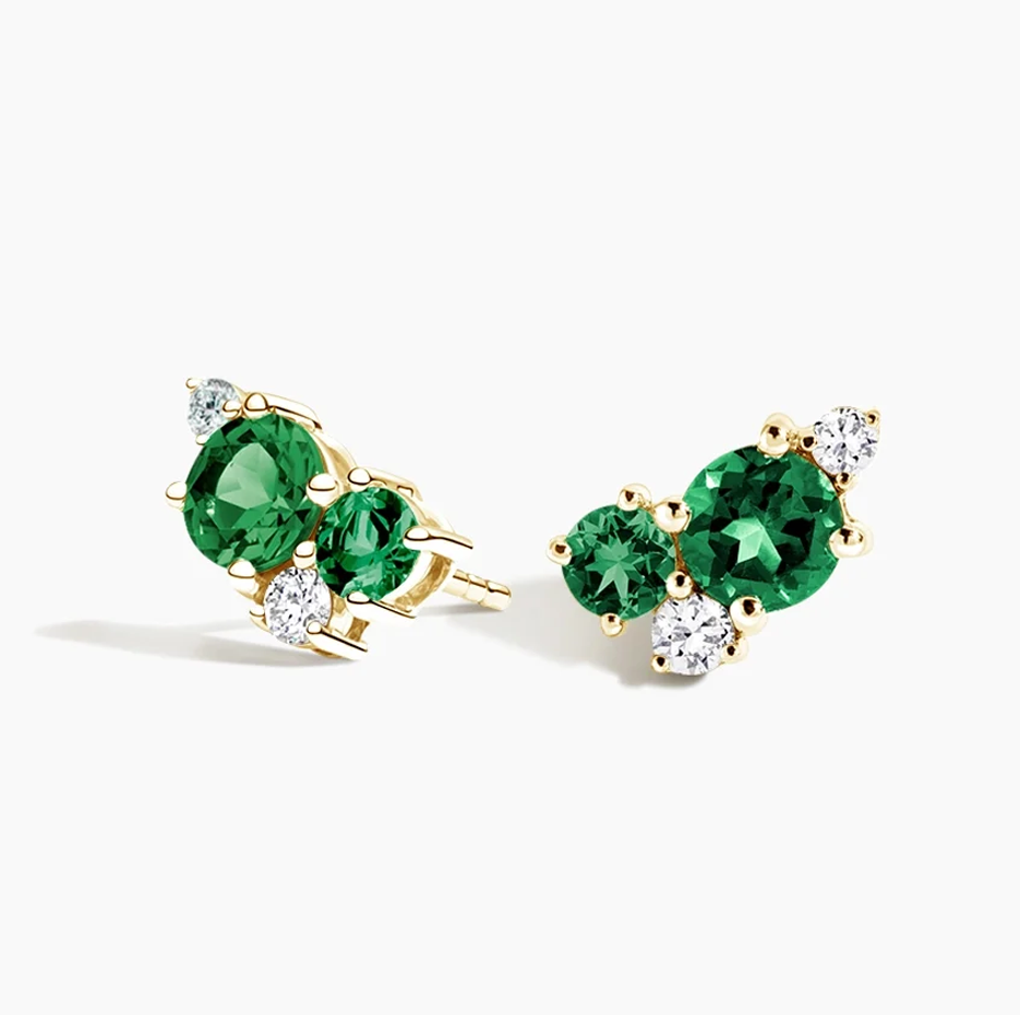 Aretes de oro de 18 quilates con 0,16 quilates de peso total y esmeralda y diamantes con follaje.-1