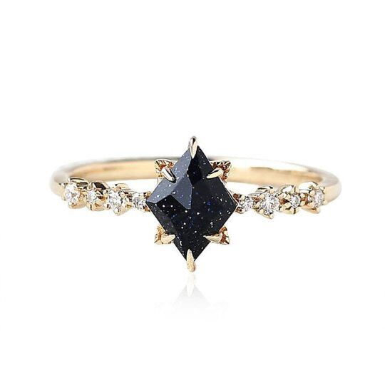 Bague de fiançailles géométrique Art déco en or 10 carats et grès bleu taille cerf-volant de 1,6 ct avec moissanite