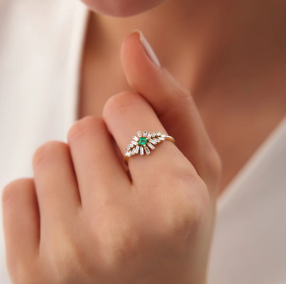 Anillo de compromiso de oro de 14 quilates con diamantes baguette y esmeralda cuadrada-2