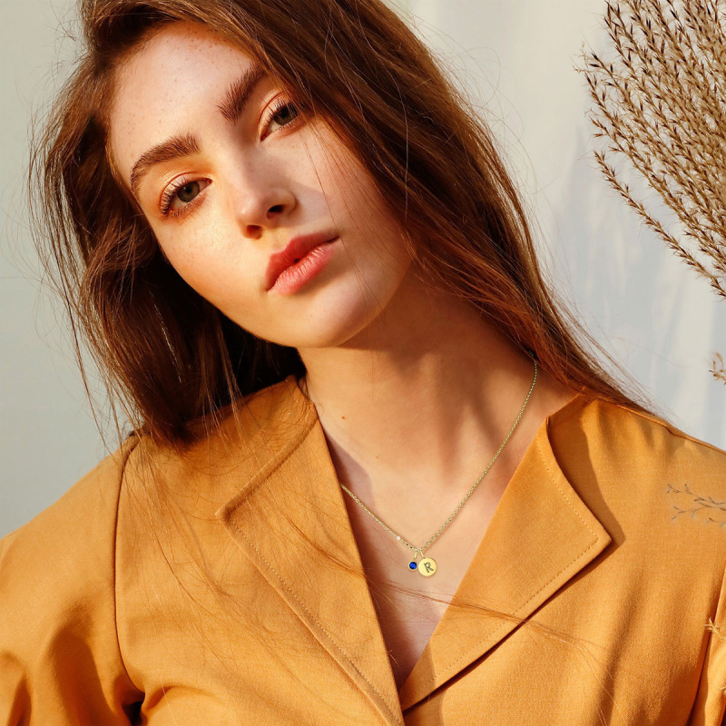 <p> Odkryj urzekającą elegancję naszej 14-karatowej złotej bransoletki z zawieszką w kształcie serca, ozdobionej oszałamiającymi zielonymi kryształami i ponadczasowym wzorem węzła celtyckiego, idealnej dla kobiet ceniących luksusową i znaczącą biżuterię. </p><p> Ten wykwintny element zawiera urzekającą zawieszkę w kształcie serca wykonaną z najwyższej jakości 14-karatowego złota, podkreśloną żywymi zielonymi kryształami, które dodają odrobiny blasku i wyrafinowania. Celtycki węzeł symbolizuje wieczną miłość i jedność, dzięki czemu bransoletka ta jest nie tylko pięknym dodatkiem, ale także znaczącym prezentem na każdą specjalną okazję. Skrupulatnie zaprojektowana dla kobiet, które szukają zarówno stylu, jak i treści, ta bransoletka bez wysiłku podnosi każdy zestaw dzięki unikalnemu połączeniu tradycji i nowoczesnej elegancji.-5